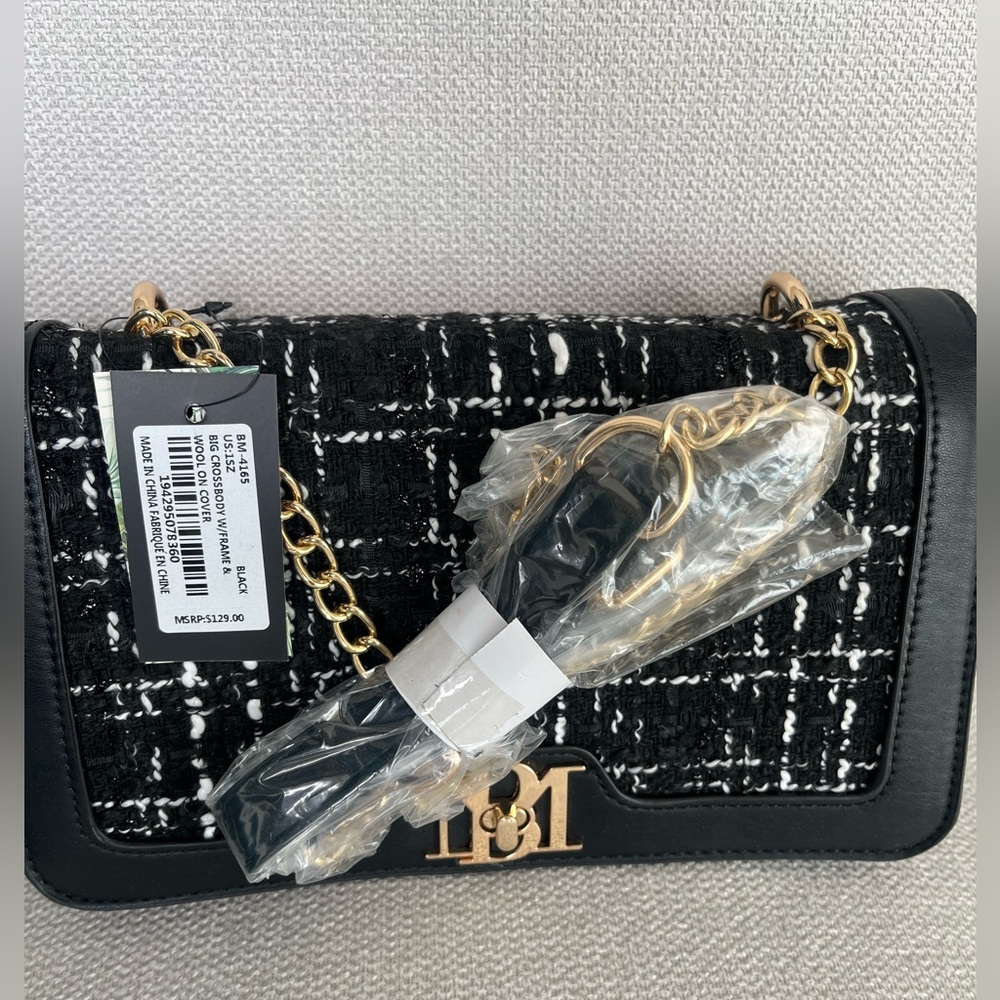 NWT BADGLEY MISCHKA TWEED  Crossbody bag with frame and wool on cover. 🖤